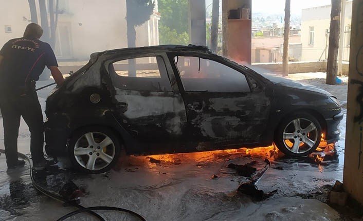Park halindeki otomobil yandı