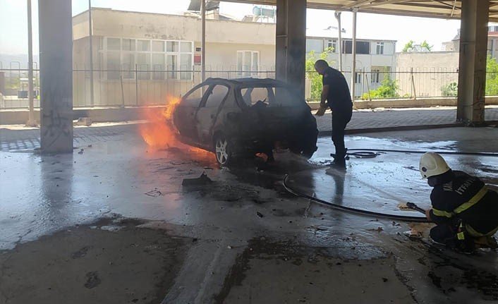 Park halindeki otomobil yandı