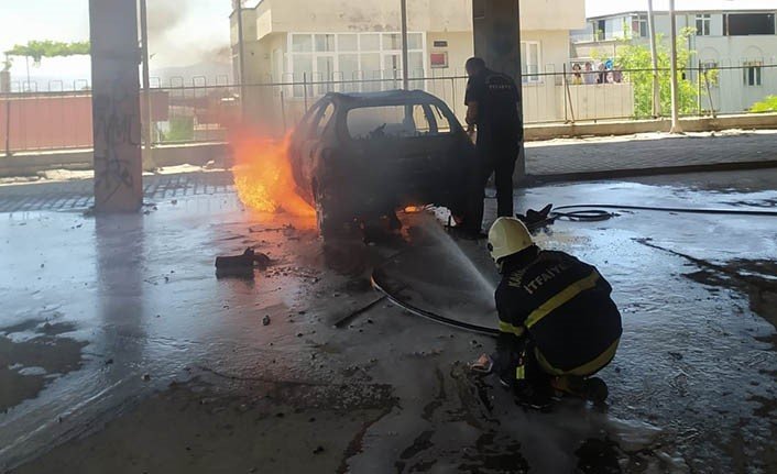 Park halindeki otomobil yandı