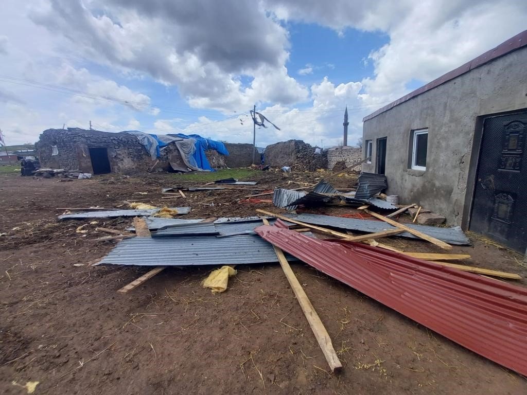 Kars’ta hortum korkuttu