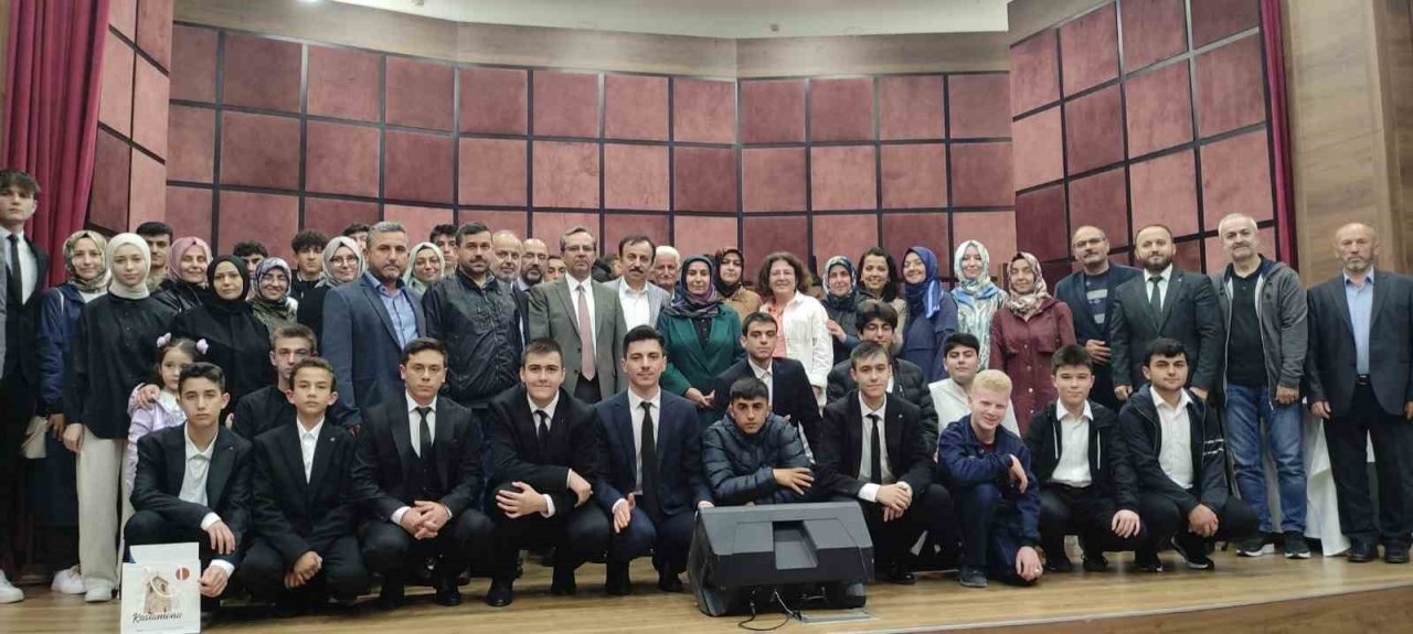 Ezbere 40 Hadis Okuma Yarışmasında dereceye giren öğrencilere ödülleri verildi