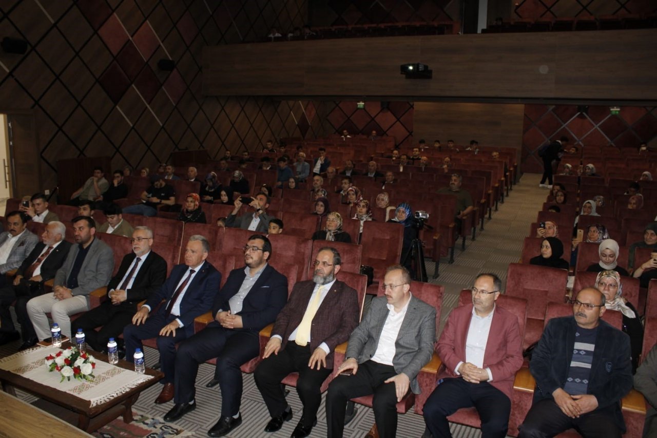 Ezbere 40 Hadis Okuma Yarışmasında dereceye giren öğrencilere ödülleri verildi