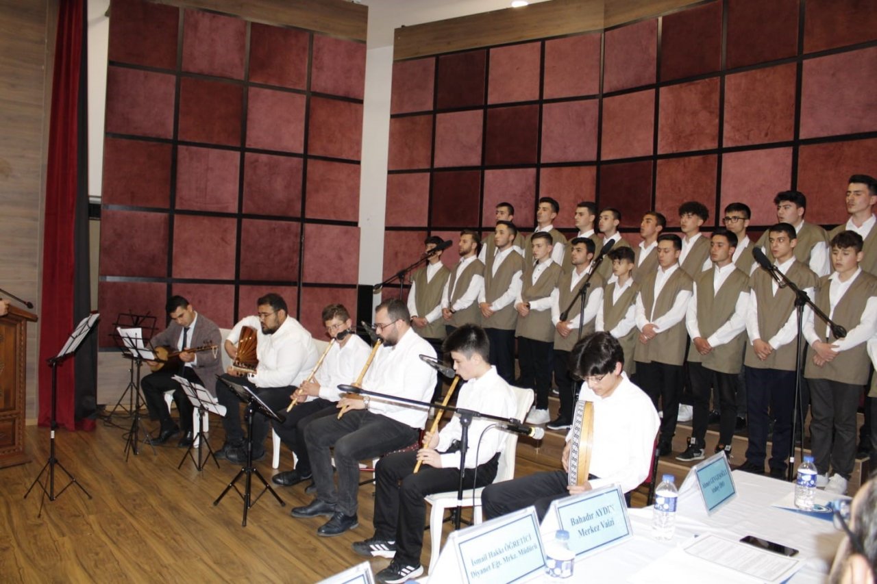 Ezbere 40 Hadis Okuma Yarışmasında dereceye giren öğrencilere ödülleri verildi