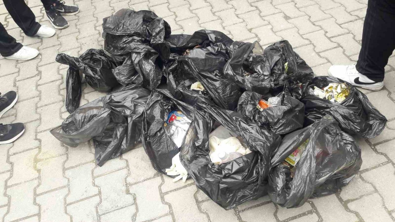 Sigaranın çevreye verdiği zararla dikkat çekmek için izmarit topladılar