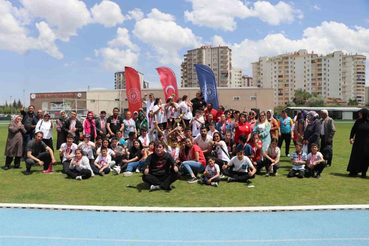 Özel sporcular pistte yarıştı