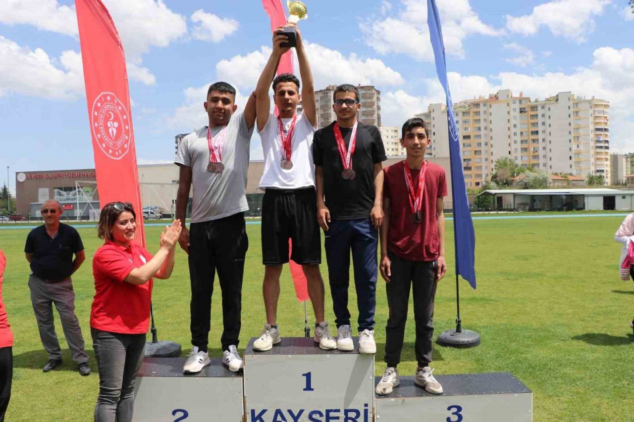 Özel sporcular pistte yarıştı