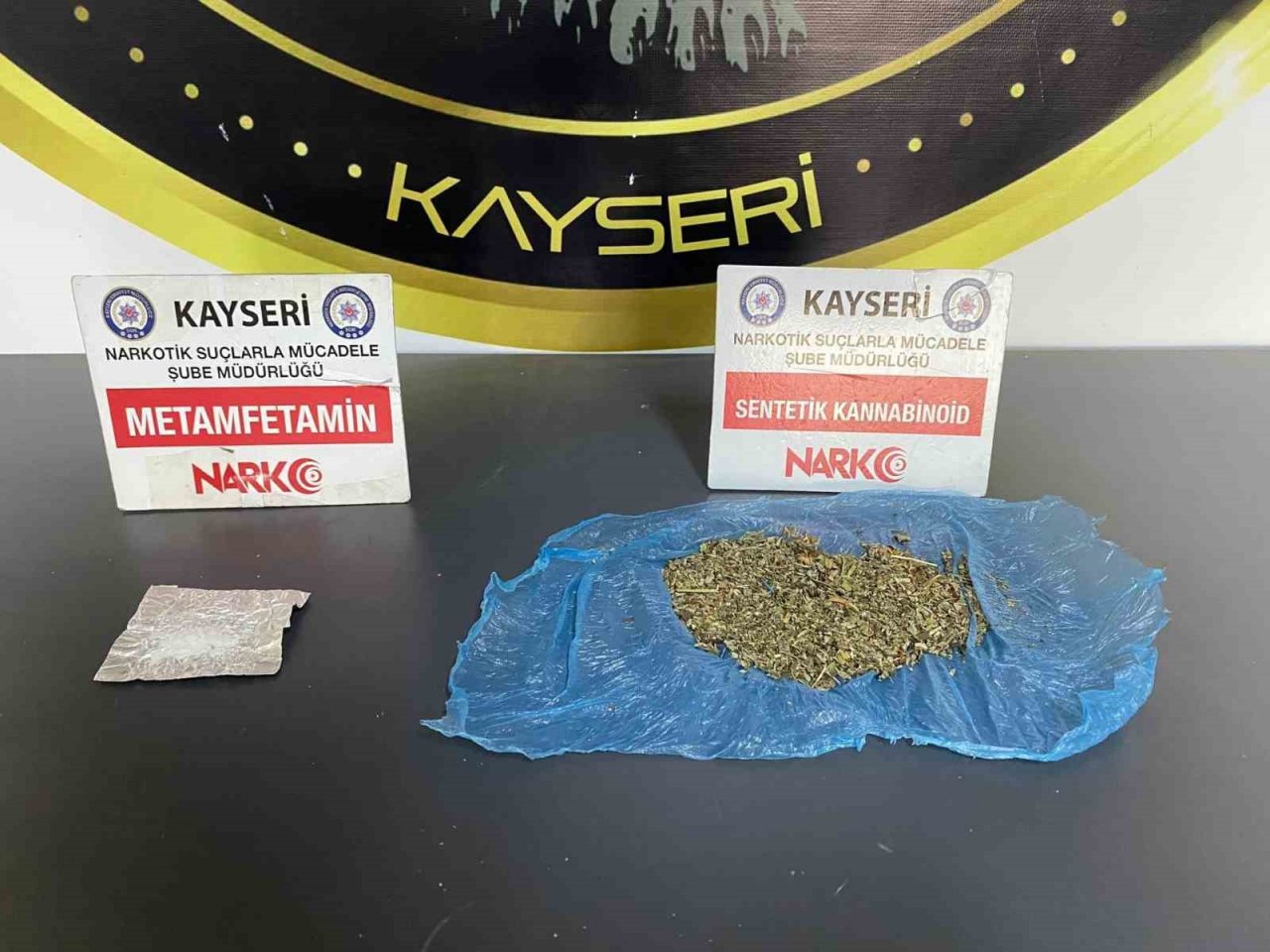 Zehir tacirleri polisten kaçamadı