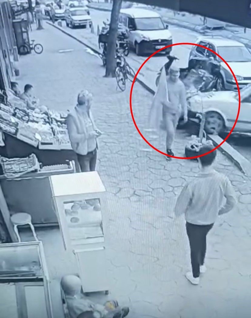 Otomobilin altında kalmaktan saniyelerle kurtuldu, rahat tavırları dikkat çekti