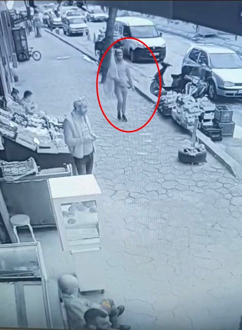 Otomobilin altında kalmaktan saniyelerle kurtuldu, rahat tavırları dikkat çekti