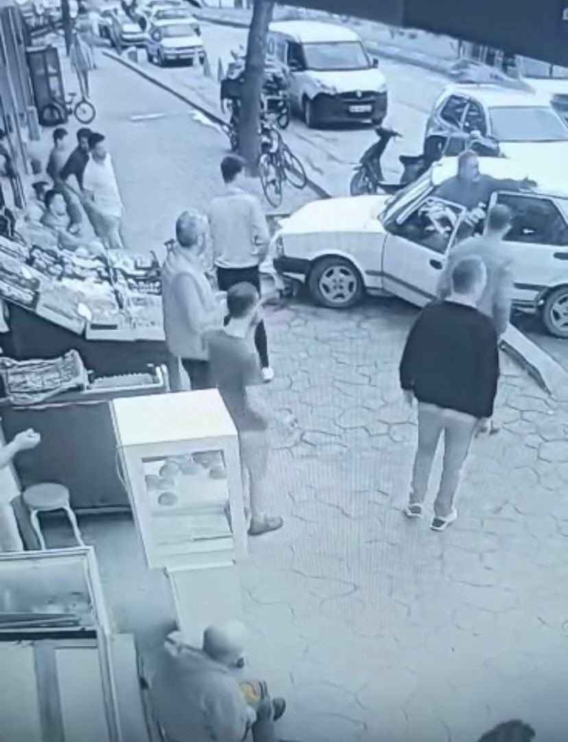 Otomobilin altında kalmaktan saniyelerle kurtuldu, rahat tavırları dikkat çekti