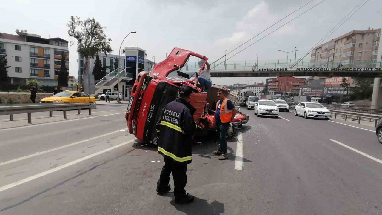 D-100’de arıza yapan otomobile vinç çarptı