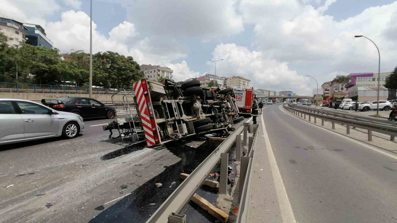 D-100’de arıza yapan otomobile vinç çarptı