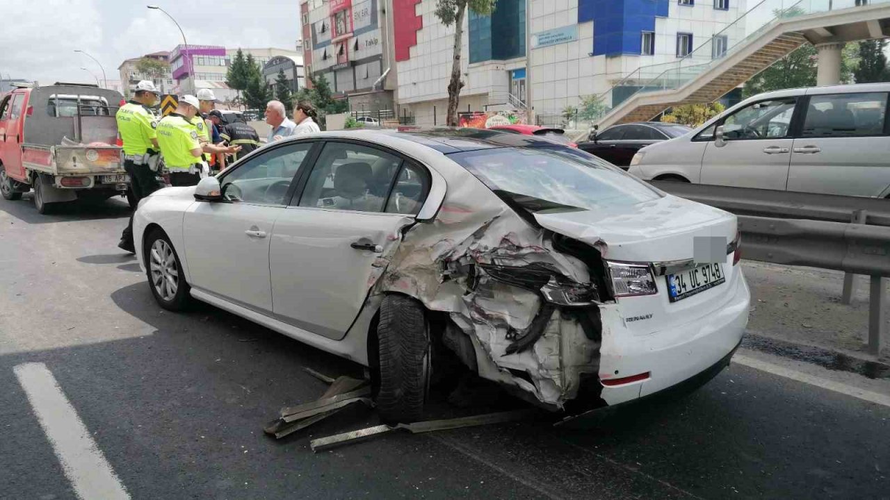 D-100’de arıza yapan otomobile vinç çarptı