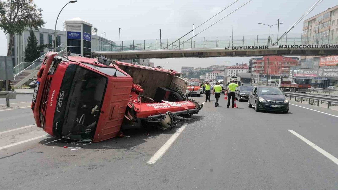 D-100’de arıza yapan otomobile vinç çarptı