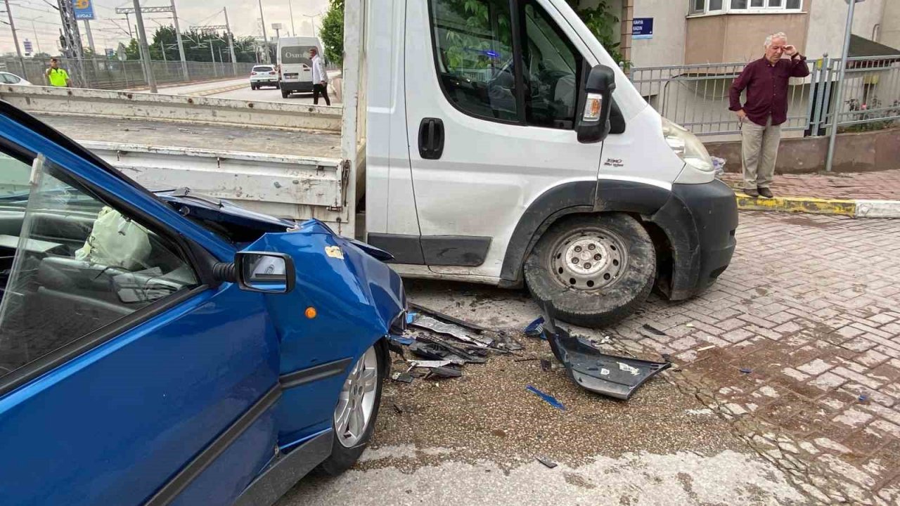 Kamyonet ile çarpışan otomobilde 3 kişi yaralandı