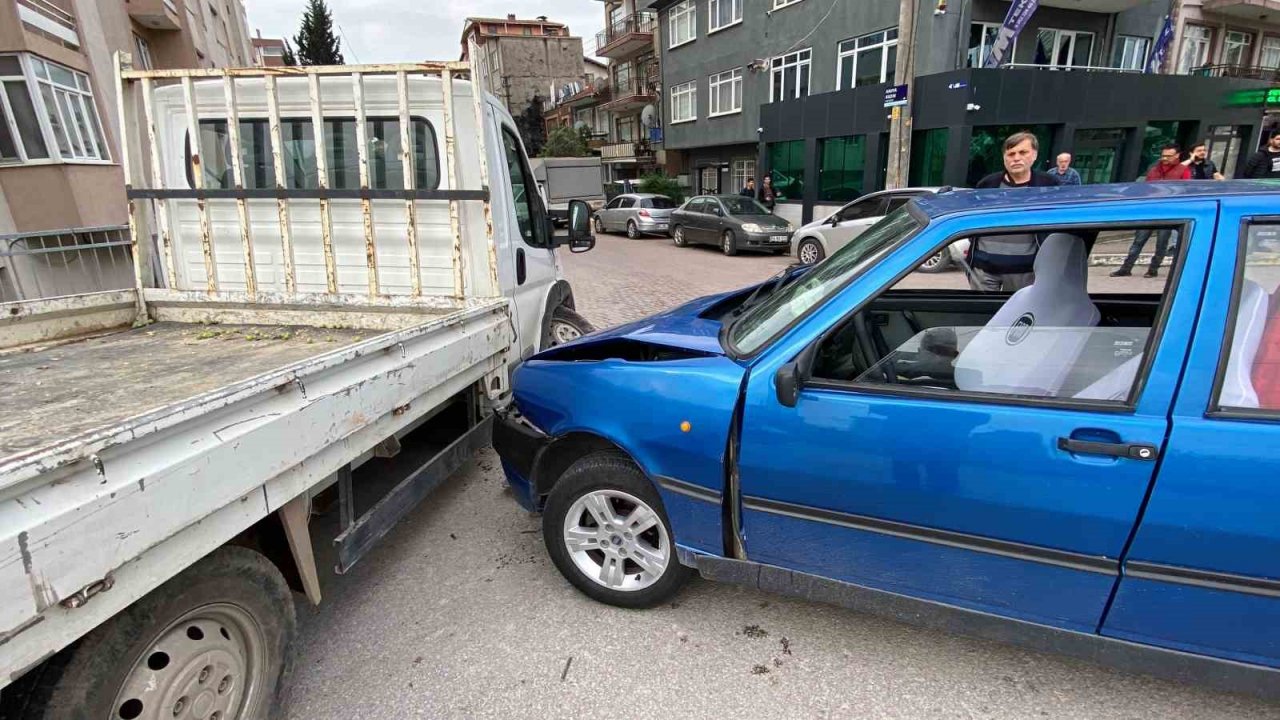 Kamyonet ile çarpışan otomobilde 3 kişi yaralandı