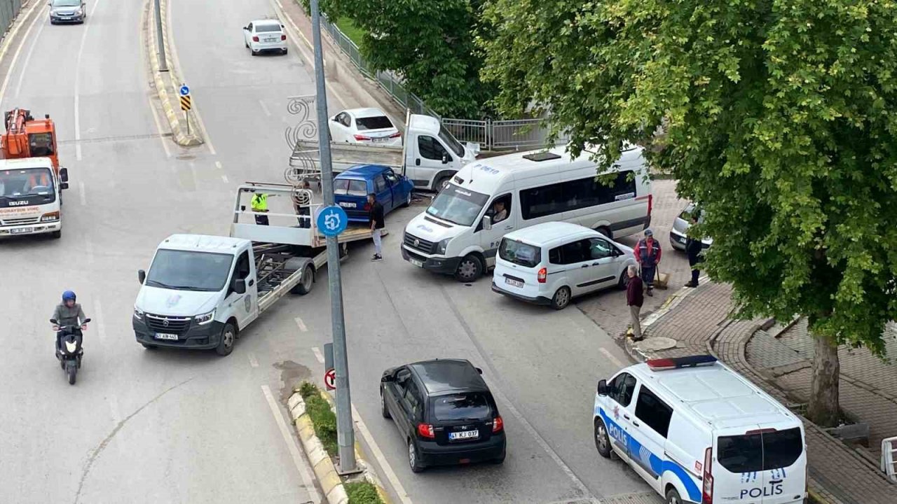 Kamyonet ile çarpışan otomobilde 3 kişi yaralandı