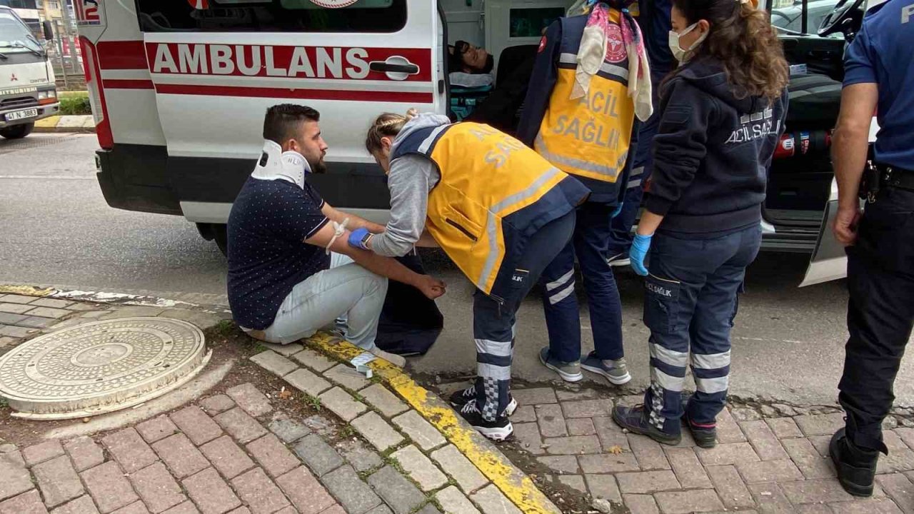 Kamyonet ile çarpışan otomobilde 3 kişi yaralandı