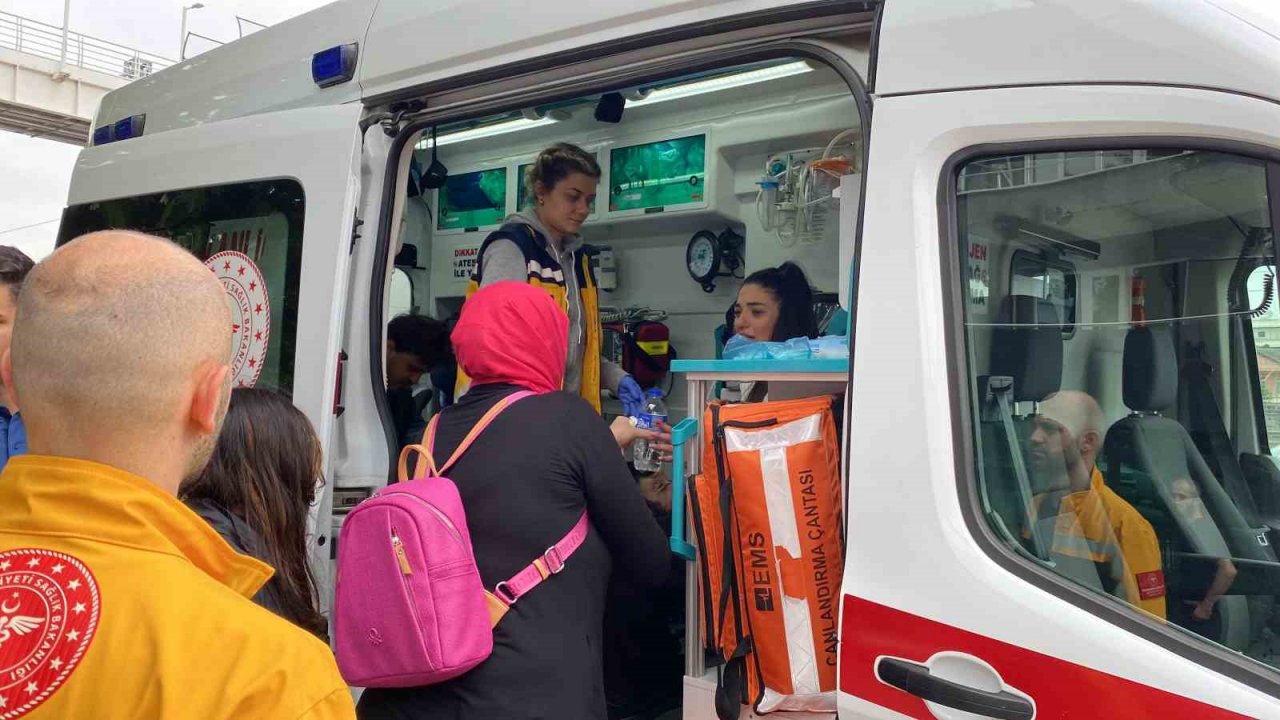 Kamyonet ile çarpışan otomobilde 3 kişi yaralandı