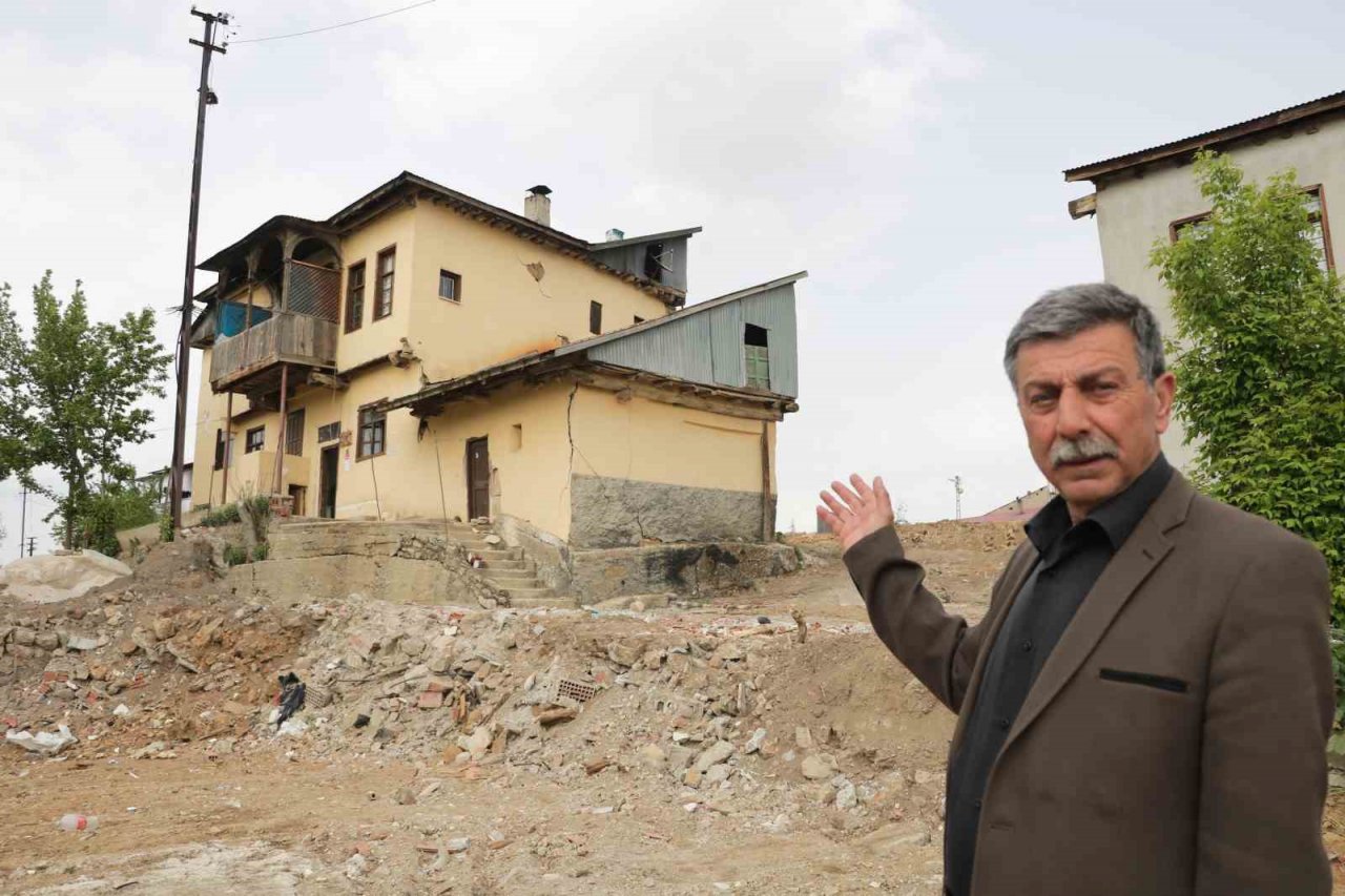 Tescilli asırlık konak da depremde zarar gördü