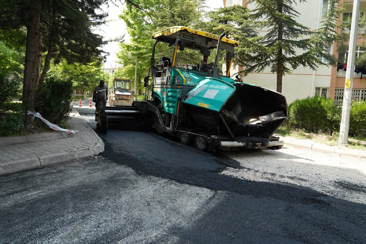 Melikgazi yolları yenileyerek ulaşımı daha konforlu hale getiriyor