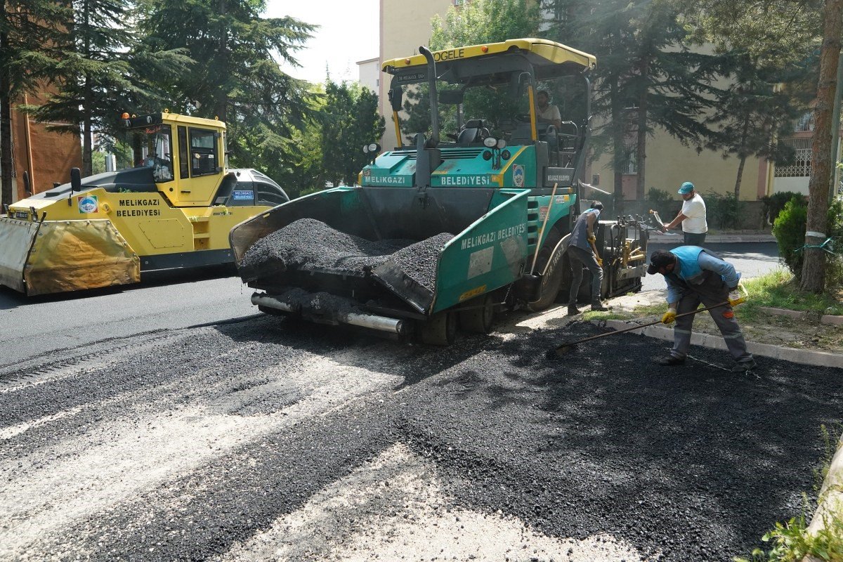 Melikgazi yolları yenileyerek ulaşımı daha konforlu hale getiriyor