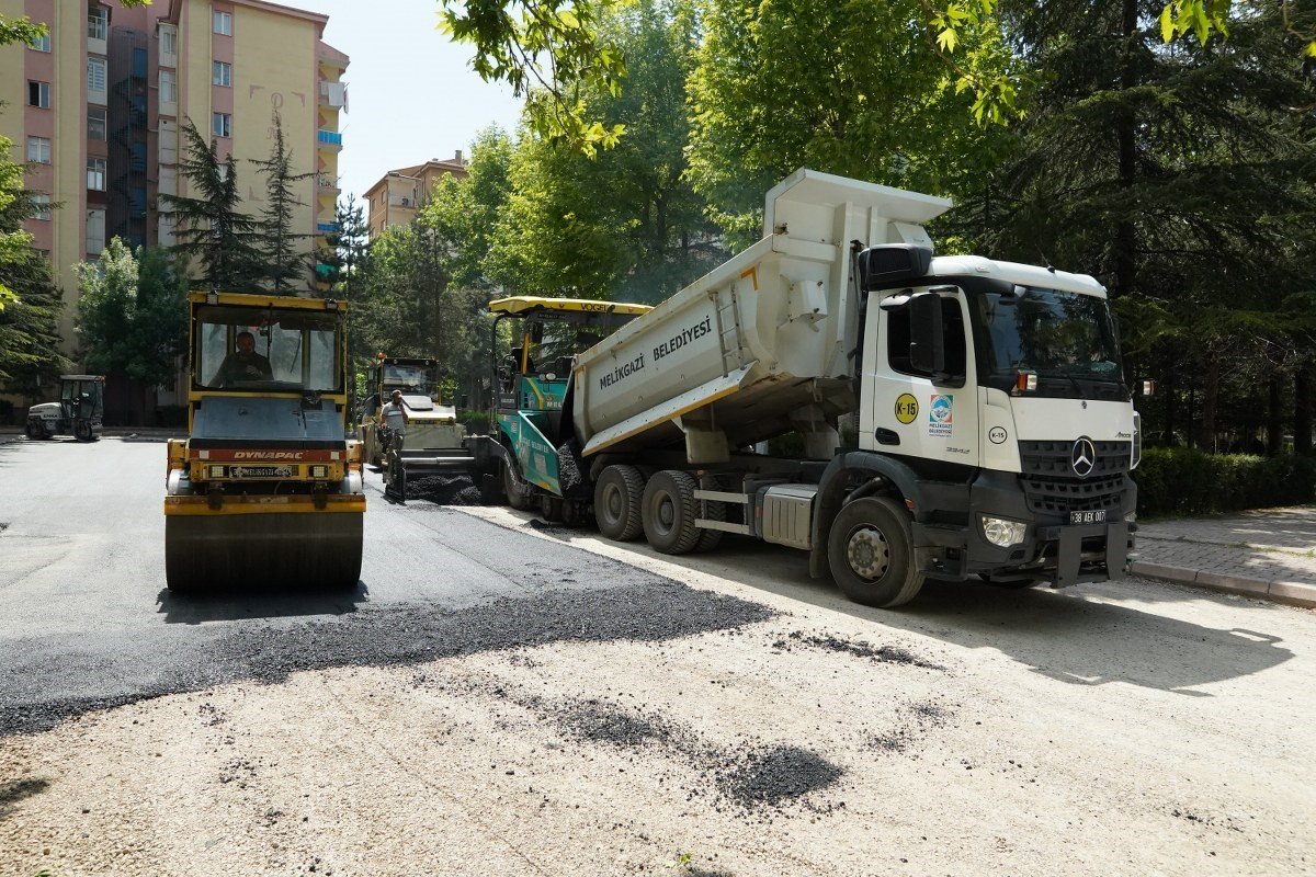 Melikgazi yolları yenileyerek ulaşımı daha konforlu hale getiriyor
