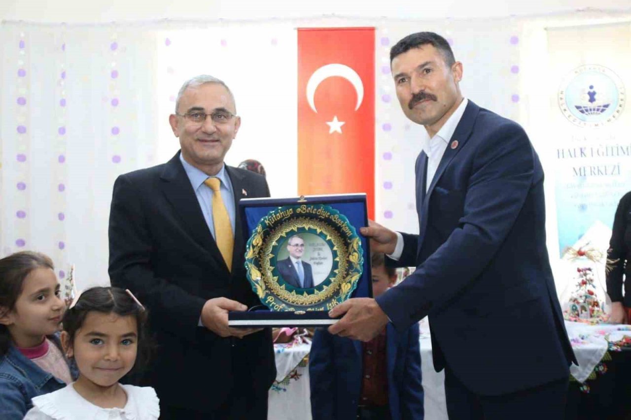 Kütahya’da iğne oyası kursunun yılsonu sergisi açıldı