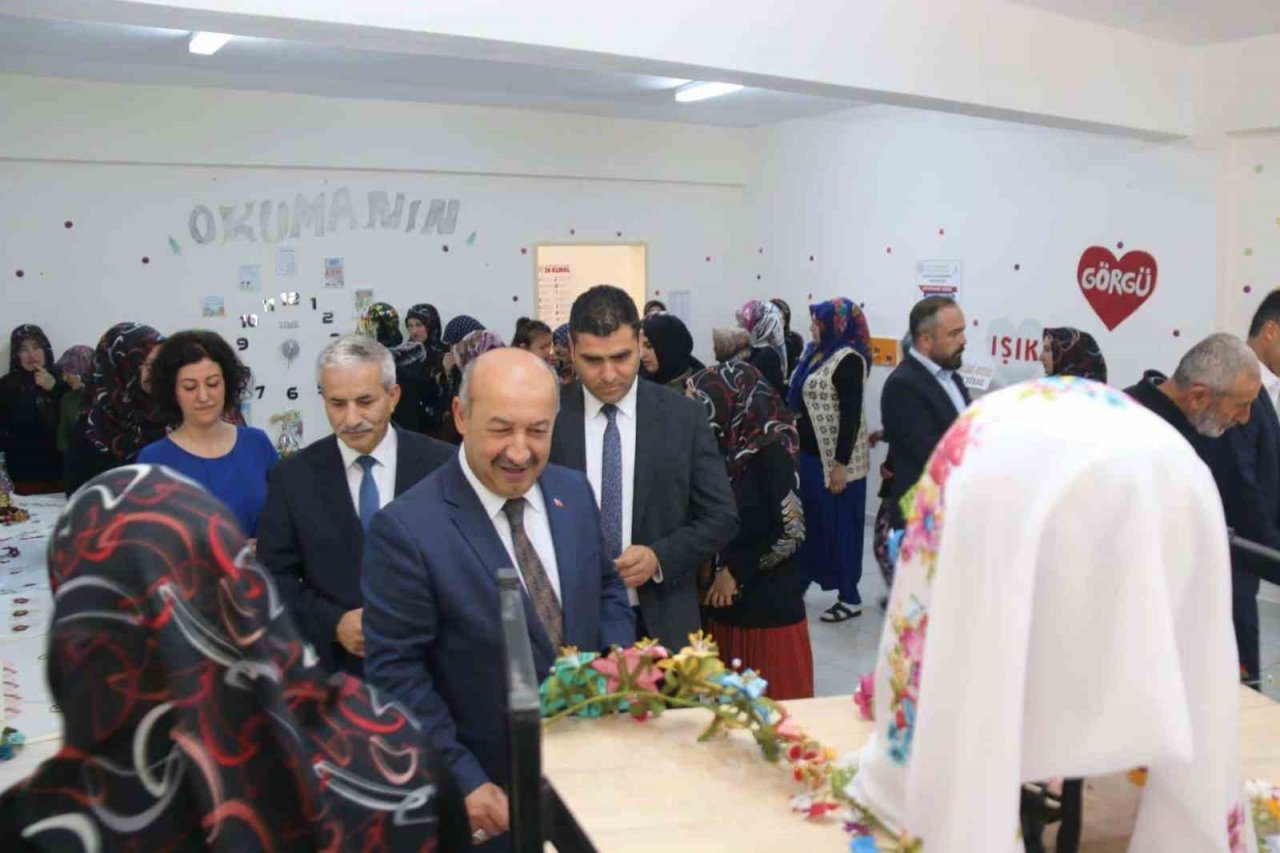 Kütahya’da iğne oyası kursunun yılsonu sergisi açıldı