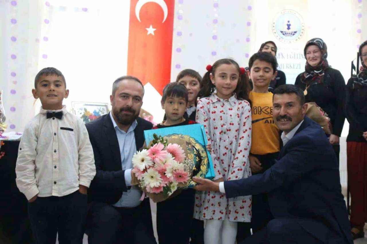 Kütahya’da iğne oyası kursunun yılsonu sergisi açıldı