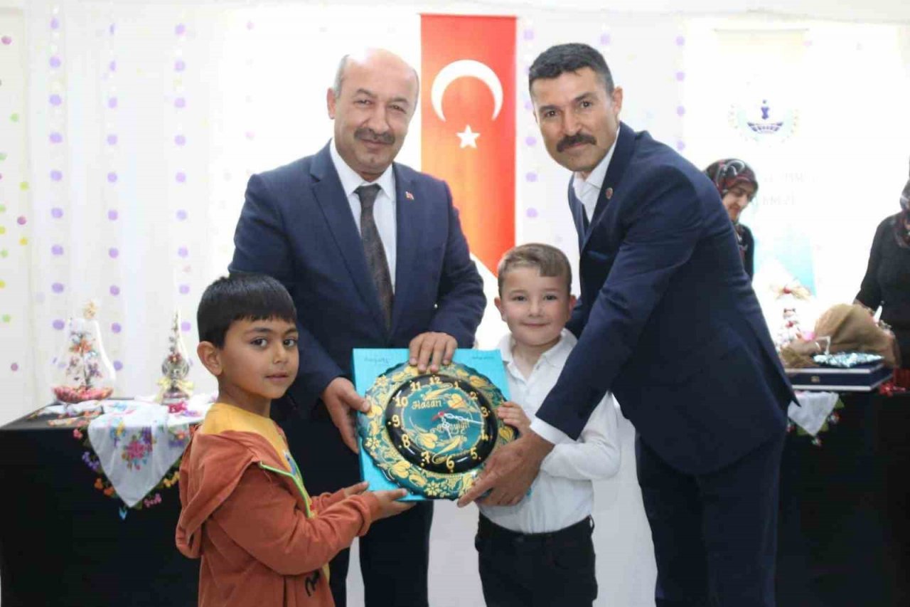 Kütahya’da iğne oyası kursunun yılsonu sergisi açıldı