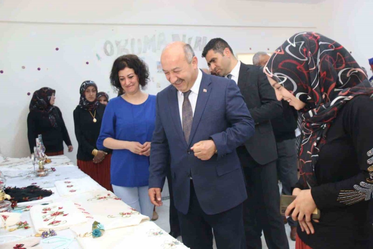 Kütahya’da iğne oyası kursunun yılsonu sergisi açıldı