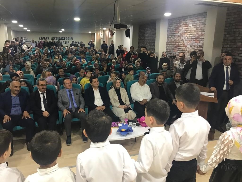 Miniklerin mezuniyet sevinci