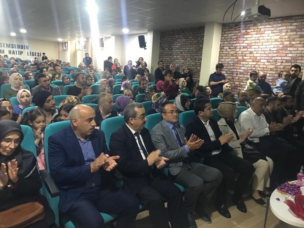 Miniklerin mezuniyet sevinci