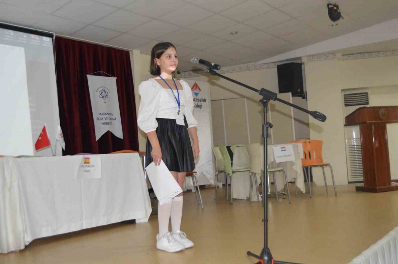 Marmaris’te öğrenciler İngilizce konferans gerçekleştirdi