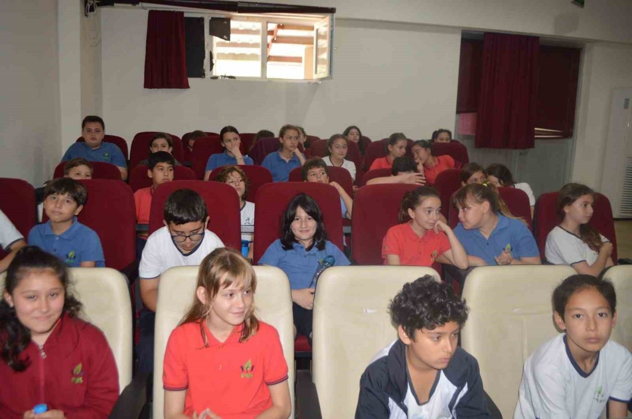 Marmaris’te öğrenciler İngilizce konferans gerçekleştirdi