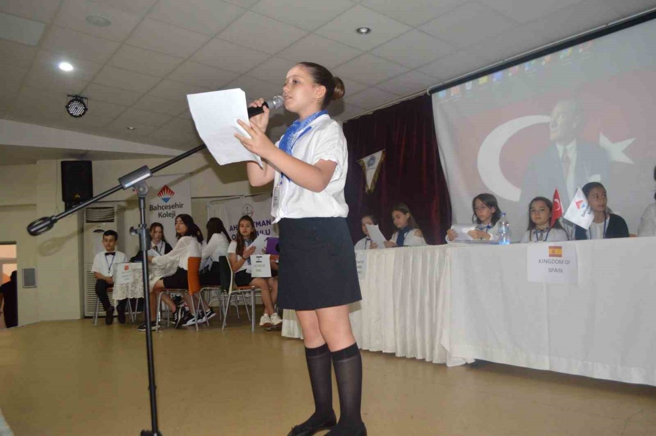 Marmaris’te öğrenciler İngilizce konferans gerçekleştirdi