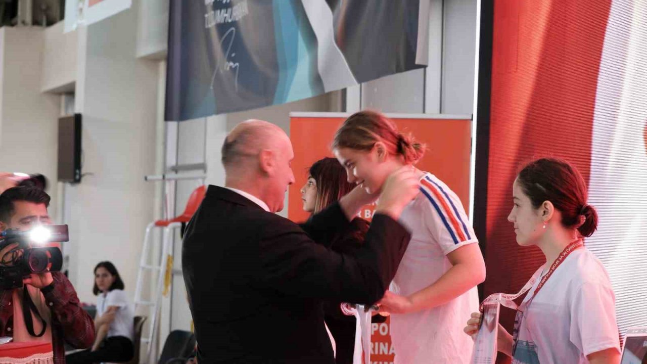 Minik yüzücüler madalya için yarıştı