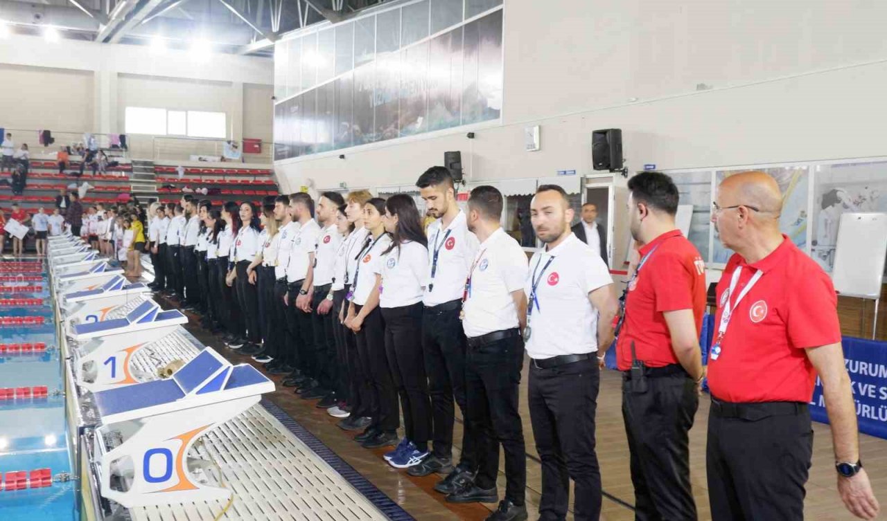 Minik yüzücüler madalya için yarıştı