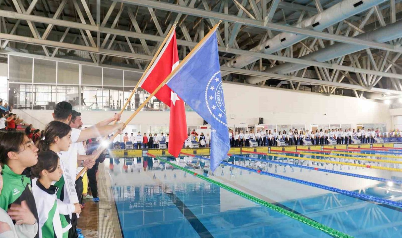 Minik yüzücüler madalya için yarıştı