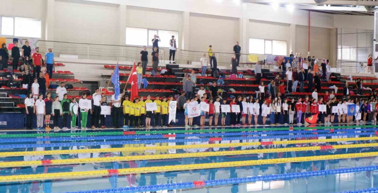 Minik yüzücüler madalya için yarıştı