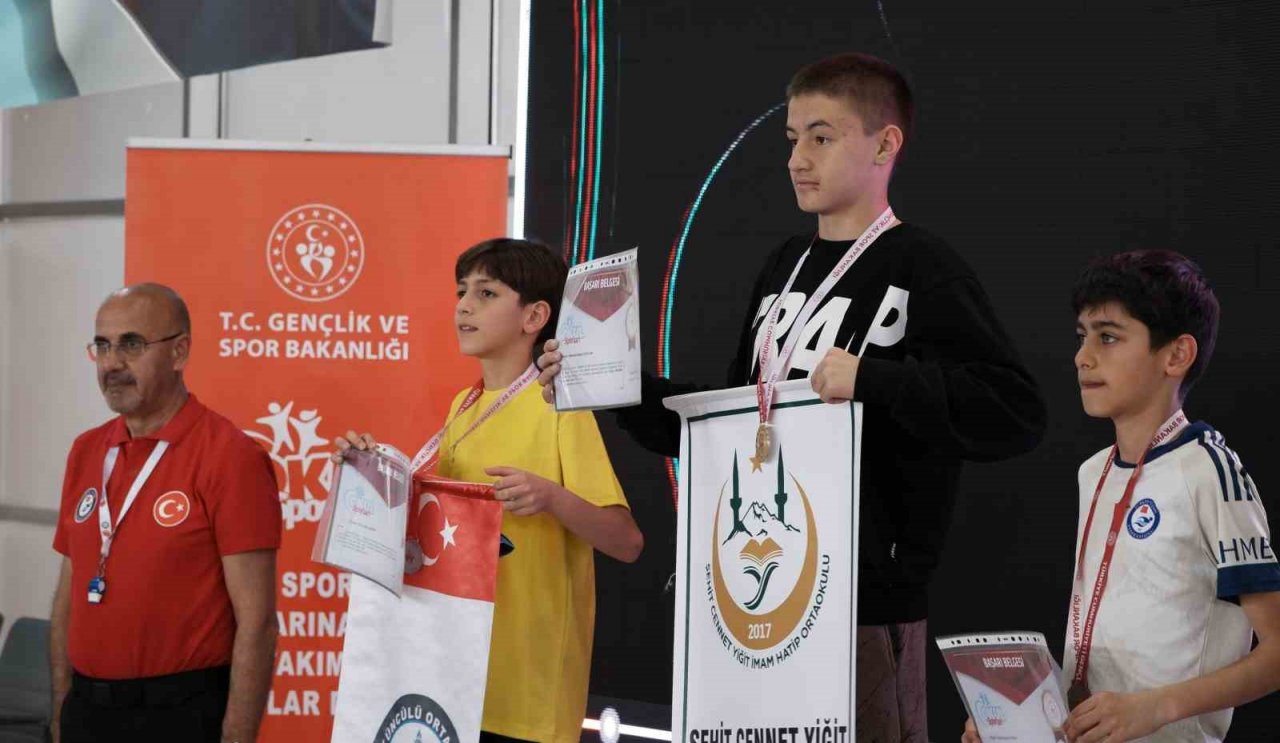 Minik yüzücüler madalya için yarıştı