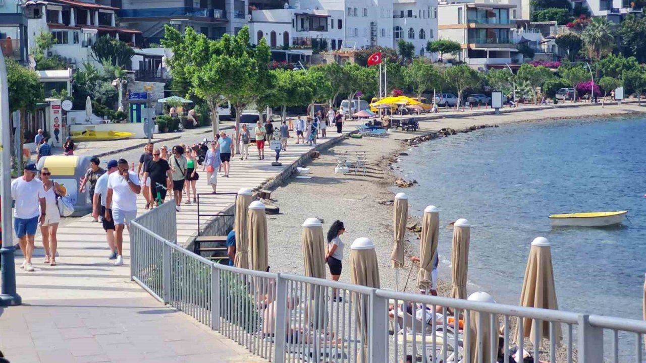 İki gemi ile Bodrum’a 1982 yolcu geldi