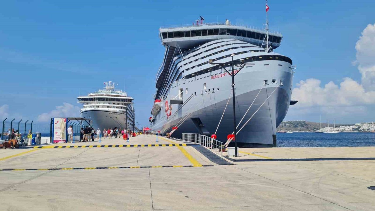 İki gemi ile Bodrum’a 1982 yolcu geldi