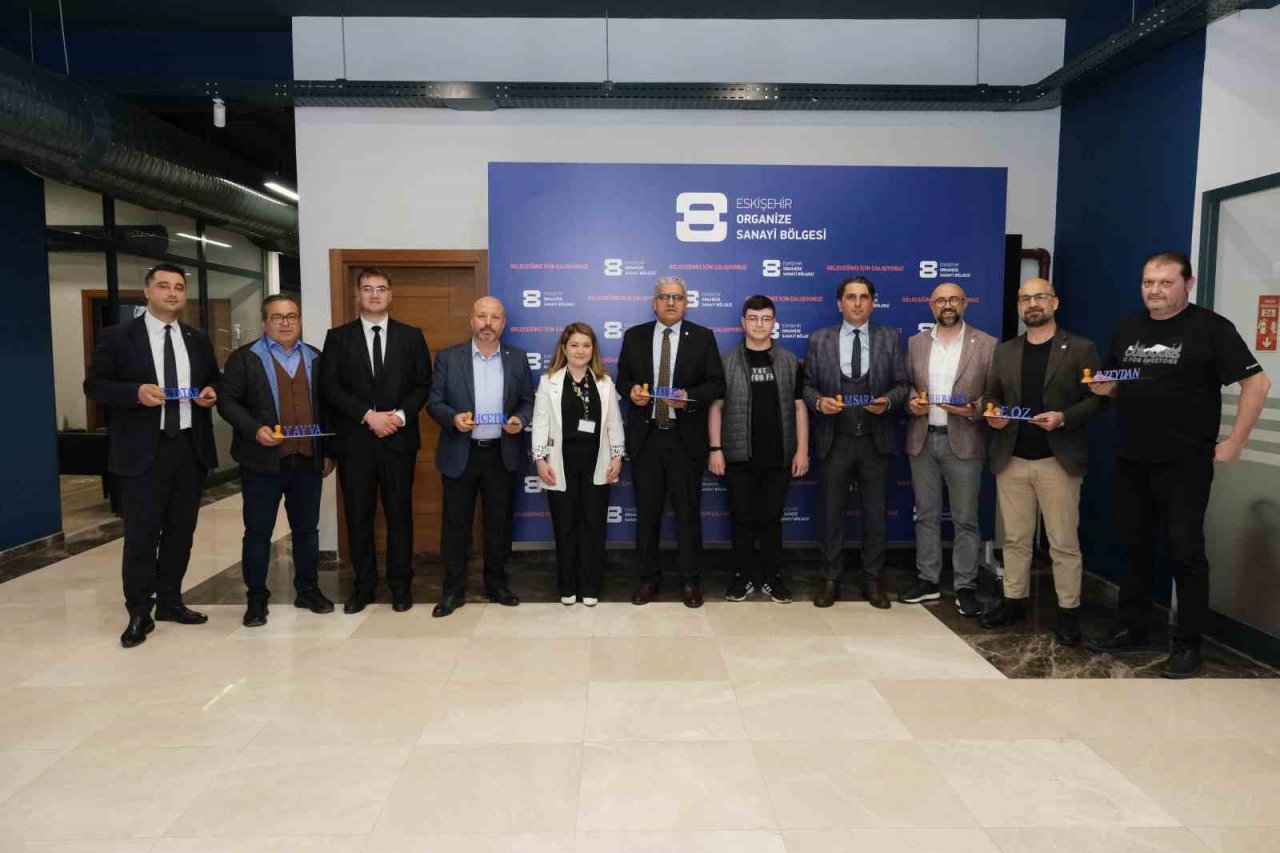 ROBOSB Teknoloji Takımı ürettiği 3D yazıcıyı Başkan Küpeli ve ekibine sundu