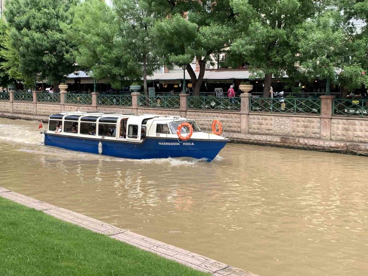 Porsuk Çayı’nın ilginç rengi gondol seferlerine başka bir hava katıyor