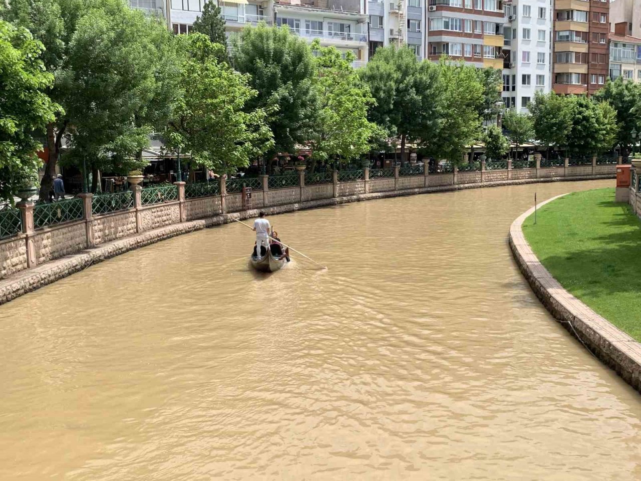 Porsuk Çayı’nın ilginç rengi gondol seferlerine başka bir hava katıyor