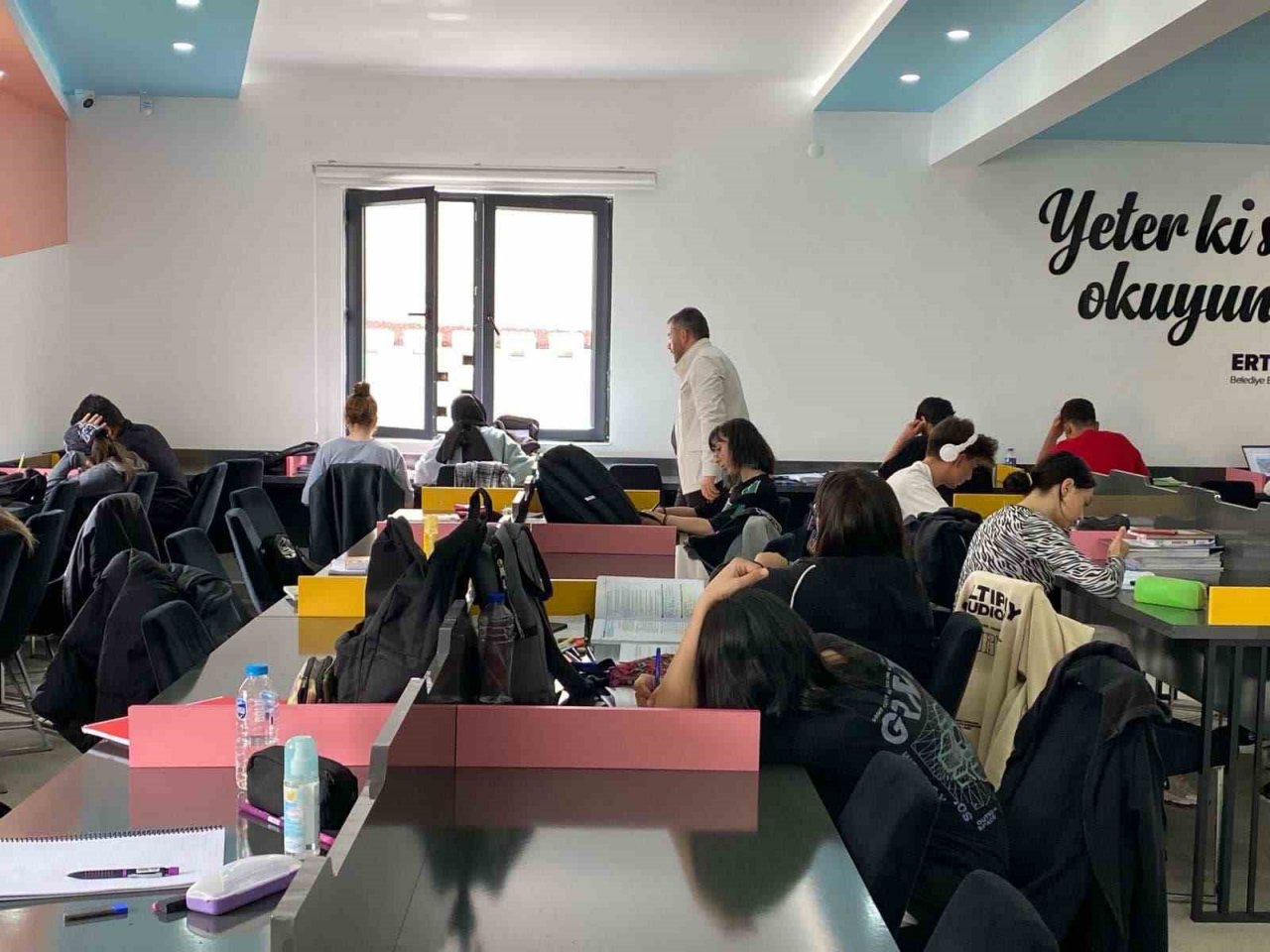 Pursaklar’da gençler sınavlara millet kıraathanelerinde hazırlanıyor