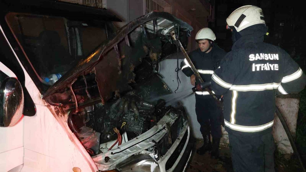 Park halindeki minibüste yangın çıktı