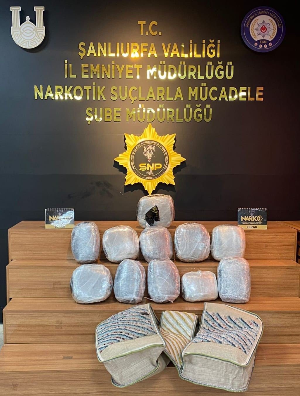 Motosikletin heybesinde 12 kilogram esrar yakalandı